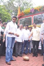 Abhishek Bachchan flags off 2 BEST buses along with Mayor of Mumbai Sunil Prabhu and Yuva Sena President Aditya Thackrey in Mayor_s Bungalow on 8th July 2013 (49).JPG